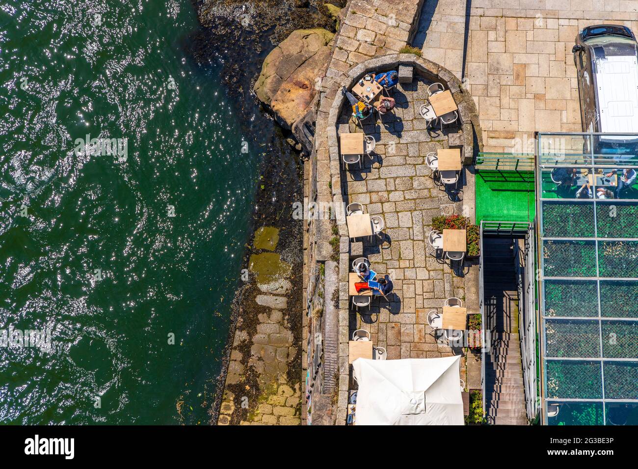 Caffè e ristoranti sul fiume Douro a Porto, Portogallo Foto Stock