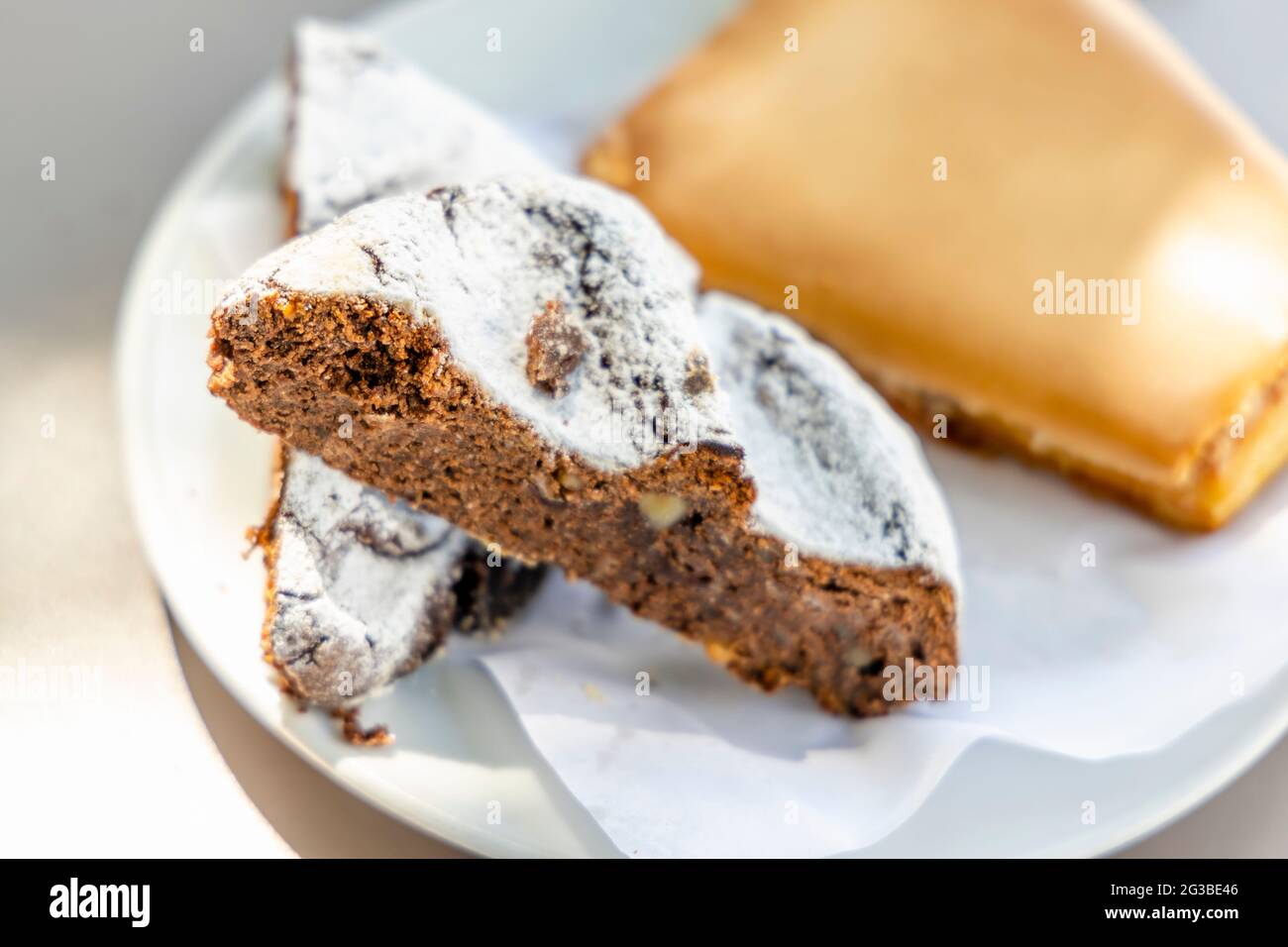 Dolci tradizionali portoghesi chiamati Broa de mel e jesuita, Porto, Portogallo Foto Stock