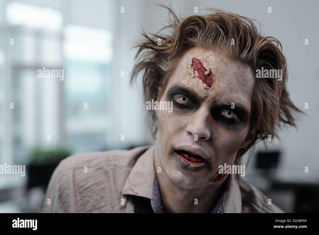 Faccia di zombie maschile cupo con trucco fase Foto Stock