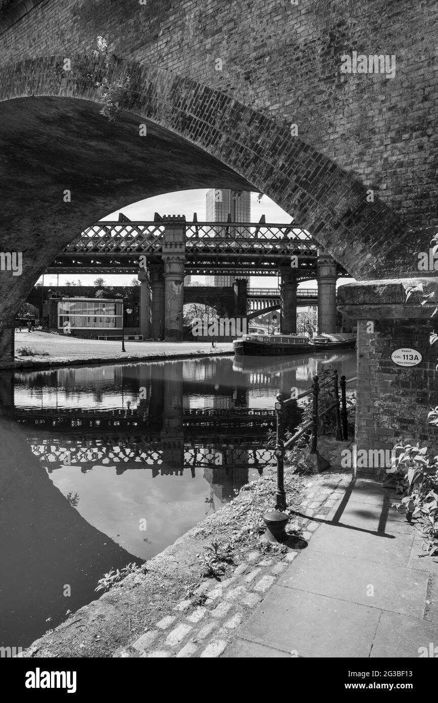 Vecchi ponti ferroviari a Castlefield, un parco storico urbano nel mezzo della città di Manchester, Inghilterra settentrionale. Foto Stock