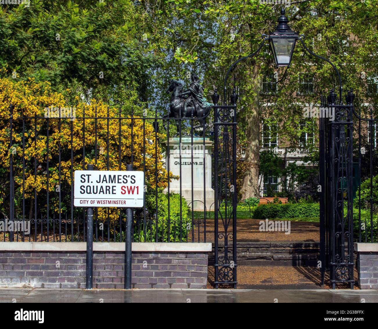 Londra, Regno Unito - 13 maggio 2021: Una vista sulla storica St. James's Square a Londra, Regno Unito. Una statua di Re Guglielmo III si trova al centro della piazza. Foto Stock