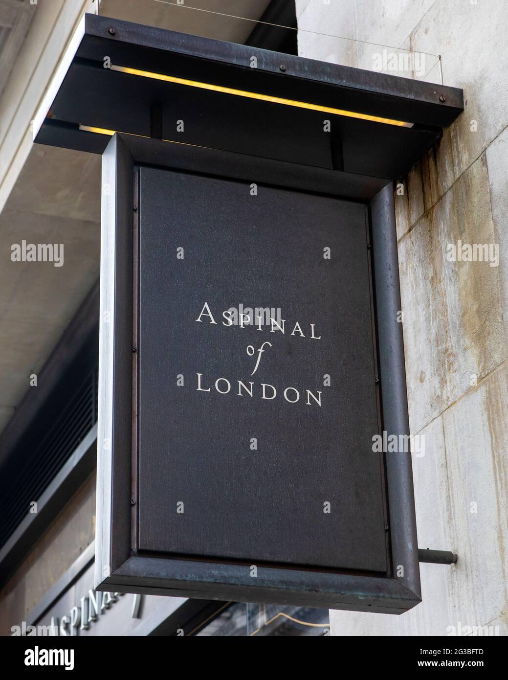 Londra, Regno Unito - 13 maggio 2021: Il logo sopra l'ingresso di un negozio Aspinal of London nel centro di Londra, Regno Unito. Foto Stock