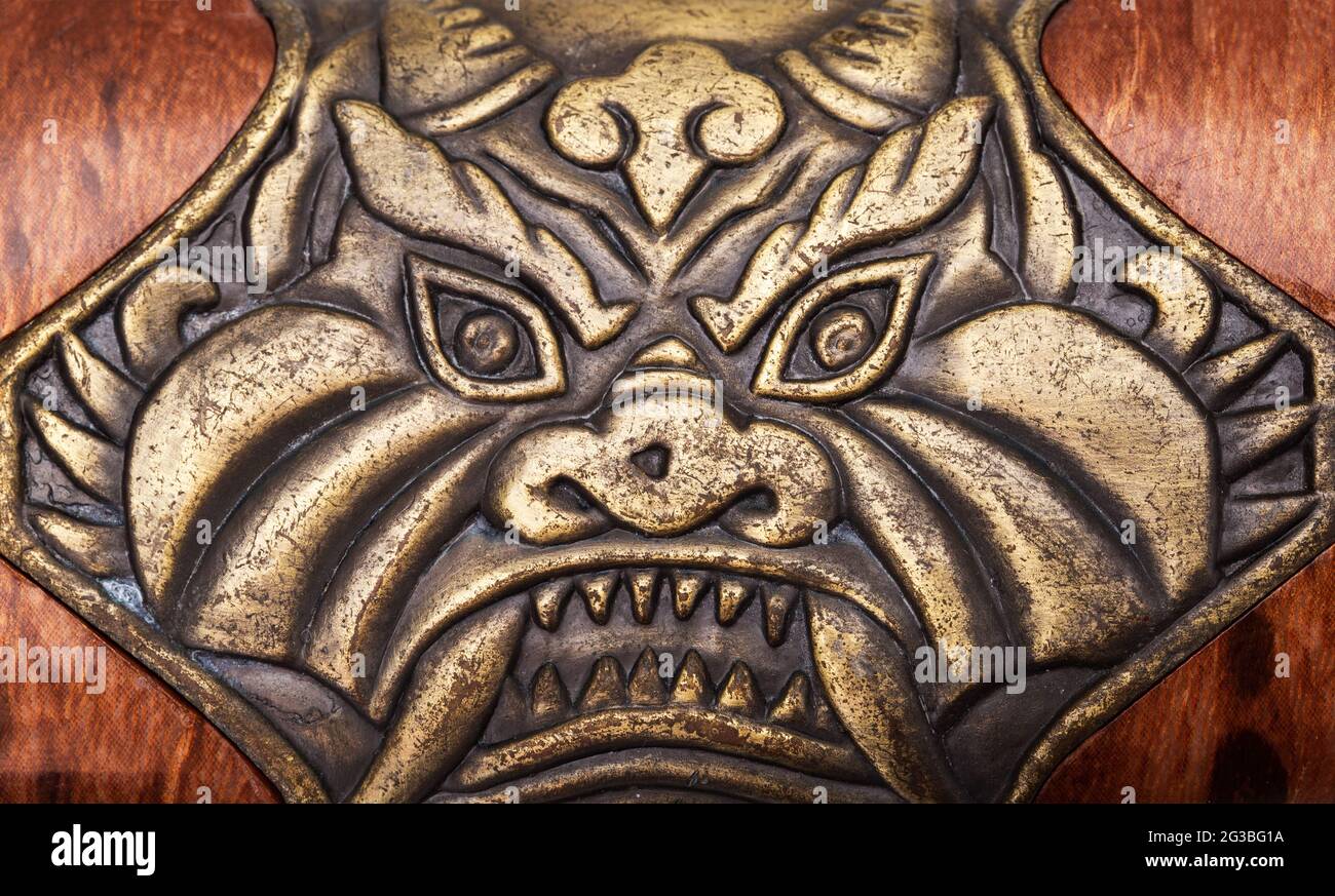 Bellissimi motivi sulla sciabola katana sul manico e custodia protettiva, primo piano, storia Foto Stock