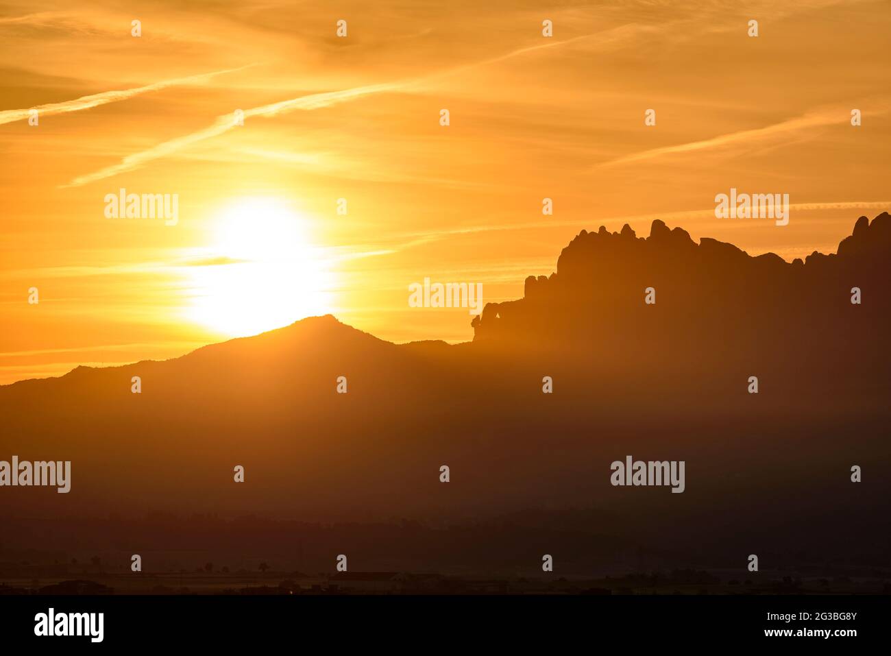 Alba sulla montagna di Montserrat, vista dalla città di Igualada (Barcellona, Catalogna, Spagna) ESP: Amanecer en la montaña de Montserrat, viso de l'Anoia Foto Stock