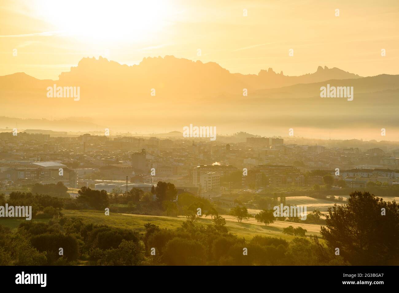 Alba sulla montagna di Montserrat, vista dalla città di Igualada (Barcellona, Catalogna, Spagna) ESP: Amanecer en la montaña de Montserrat, viso de l'Anoia Foto Stock