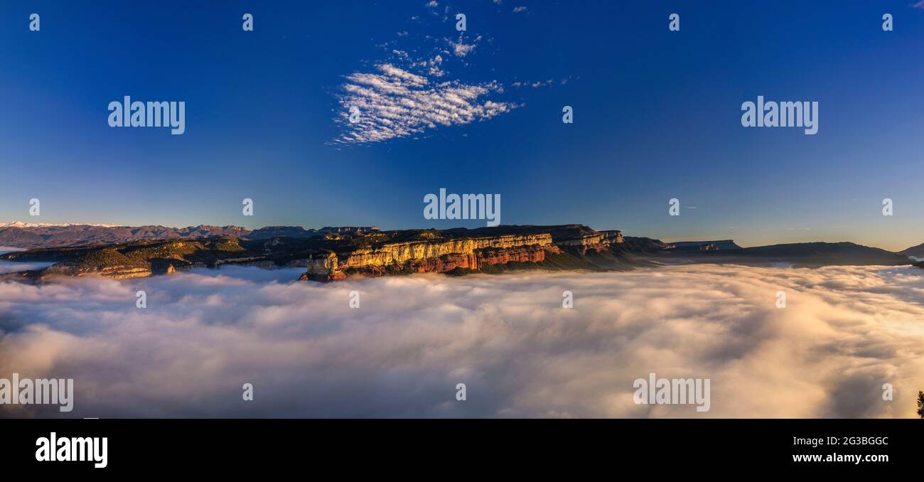 Alba con un mare di nuvole sul lago artificiale di Sau, guardando le scogliere Tavertet. Vista dalla Roca del Migdia, Osona, Barcellona, Catalogna, Spagna Foto Stock