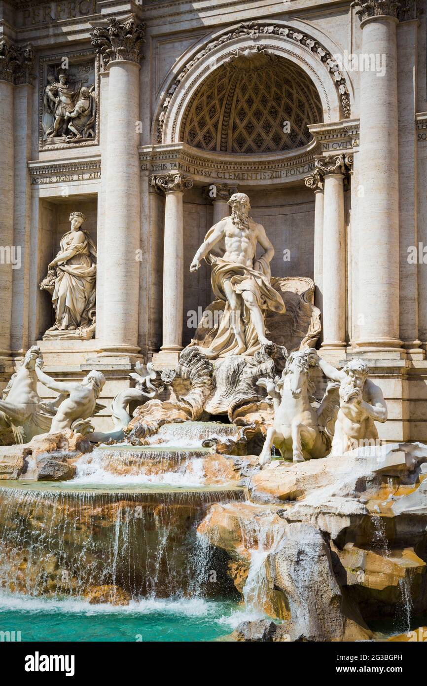 Roma, Italia. La Fontana di Trevi barocca del XVIII secolo progettata da Nicola Salvi. La figura centrale rappresenta l'Oceano ed è stata scolpita da Pietro Br Foto Stock