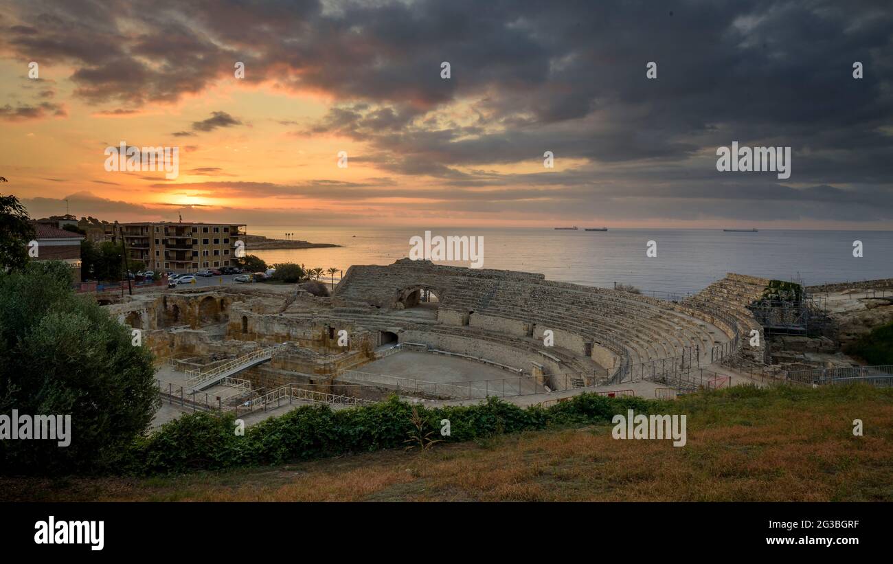 Tarragona città. Anfiteatro romano all'alba. Patrimonio Unesco (Catalogna, Spagna) ESP: Ciudad de Tarragona. Anfiteatro romano al amanecer (España) Foto Stock