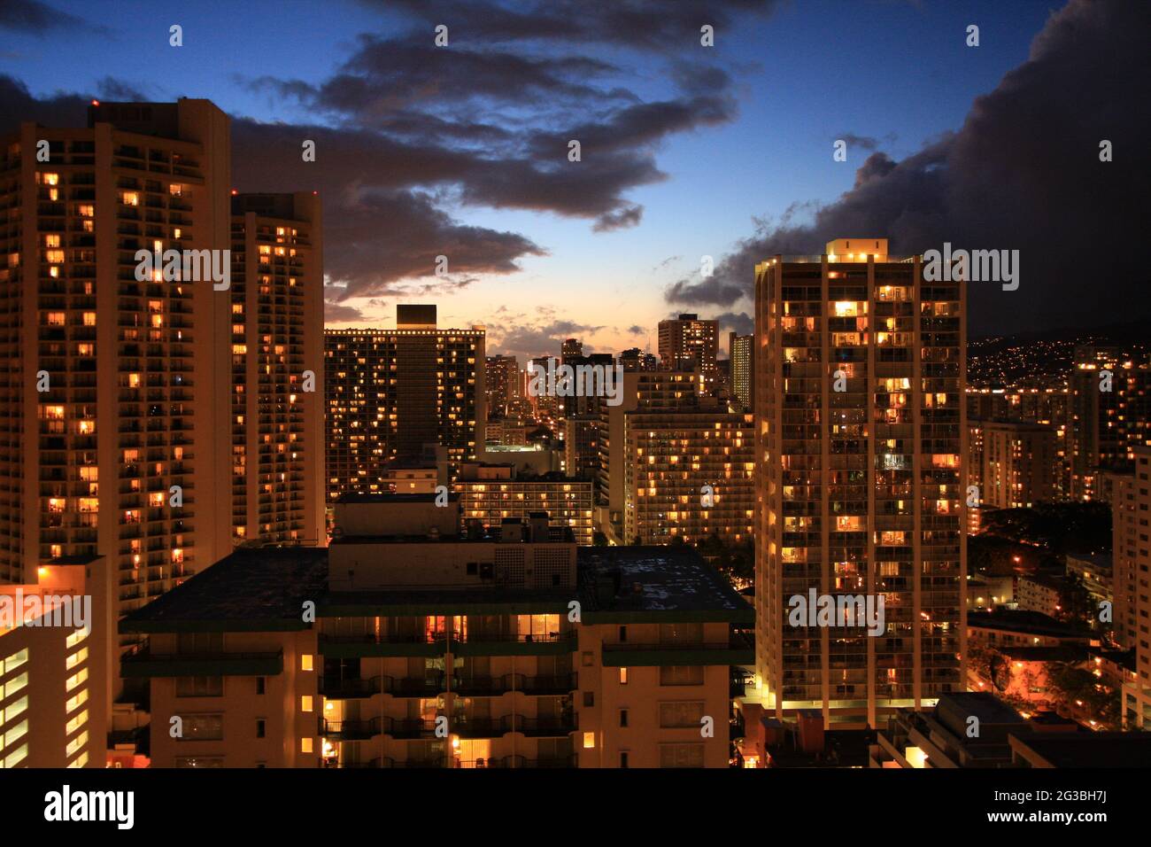 luci della città e tramonto a honolulu hawaii dal resort alohilani waikiki beach hotel Foto Stock