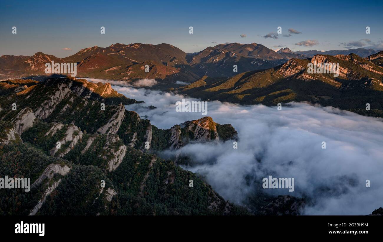 Alt Berguedà montagne (nei Pirenei) visto all'alba dalla cima della Salga Aguda, nella Serra de Picandel, con nebbia nella valle di Vilada (Spagna) Foto Stock