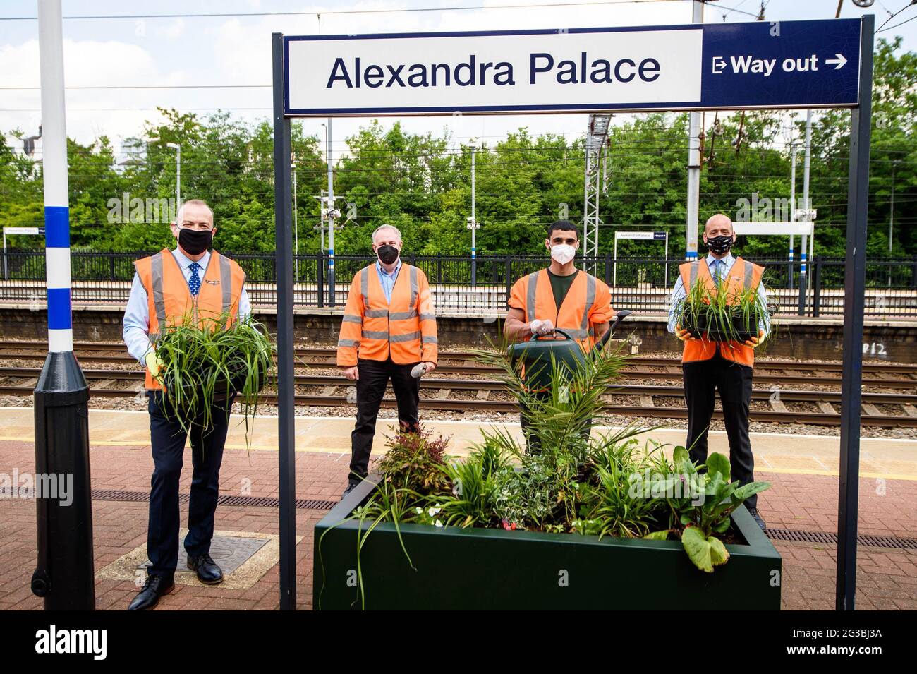 USO EDITORIALE SOLO Chris Heaton-Harris, Ministro di Stato (Dipartimento per i Trasporti) (a sinistra), Graham Parry, Direttore giovani, lavoro e competenze presso Groundwork London (2° a sinistra) e Tom Moran, MD per Thameslink e Great Northern (a destra) incontrano Abdallah Ghanmi, Che è un tirocinante orticolo, oggi alla stazione di Alexandra Palace, mentre lavora su un progetto di architettura paesaggistica alle stazioni di Thameslink e Great Northern attraverso Londra. Data immagine: Martedì 15 giugno 2021. Foto Stock