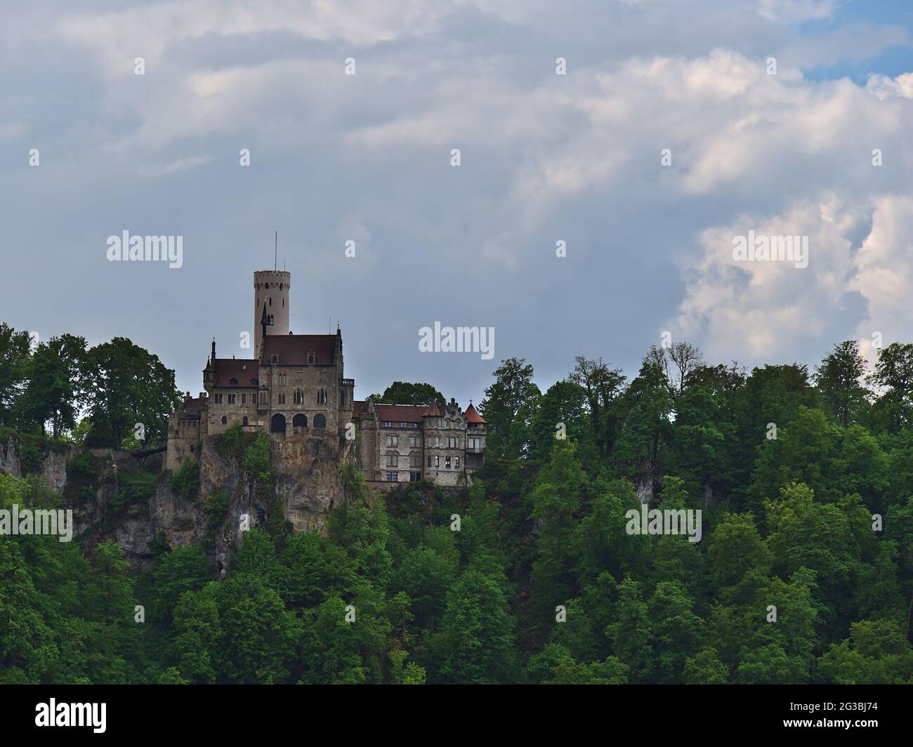 Splendida vista del popolare castello di Lichtenstein (costruito nel 1842, stile gotico-revival) situato sulla roccia al limitare dell'Alb Svevo, Germania. Foto Stock