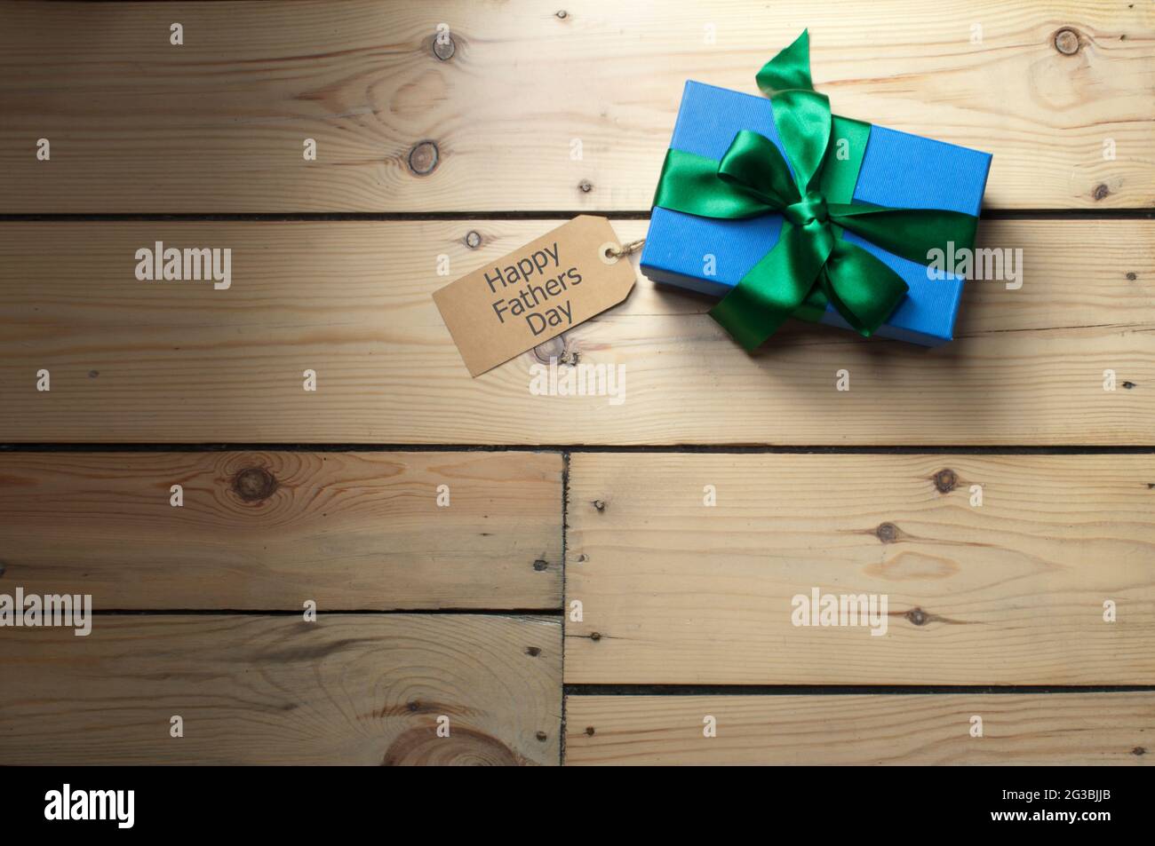 Confezione regalo per il giorno dei padri avvolta con nastro Foto Stock