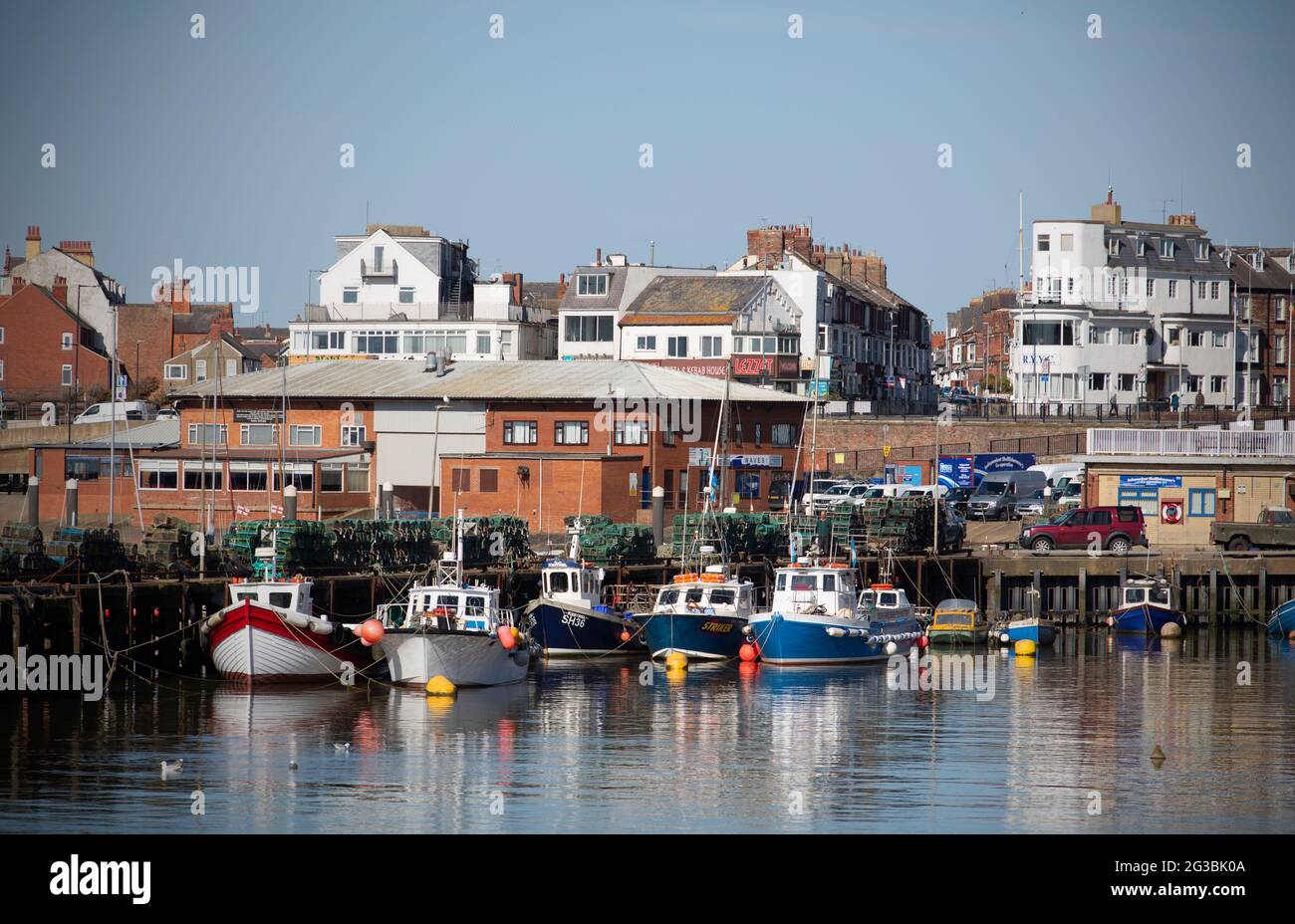 Barche da pesca a Bridlington nel nord dello Yorkshire. Bridlington è una città costiera sulla costa nord-orientale dello Yorkshire. Un popolare luogo di vacanza per la famiglia Foto Stock