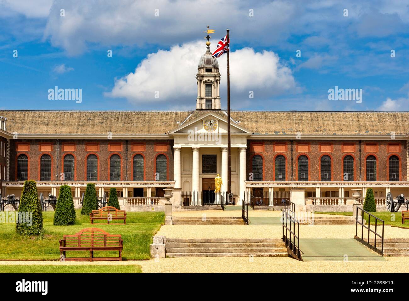 LONDON CHELSEA ROYAL HOSPITAL CHELSEA LA FACCIATA ANTERIORE CON LE PISTOLE CLOCK FLAG E LA STATUA DORATA DEL RE CHARLES LL Foto Stock