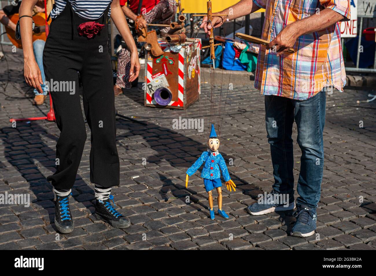 Roma, Italia 14/06/2021: Gli artisti si esibiscono in Piazza campo de Fiori per chiedere una revisione del regolamento comunale per incoraggiare l'arte di strada © Andrea Sabbadini Foto Stock