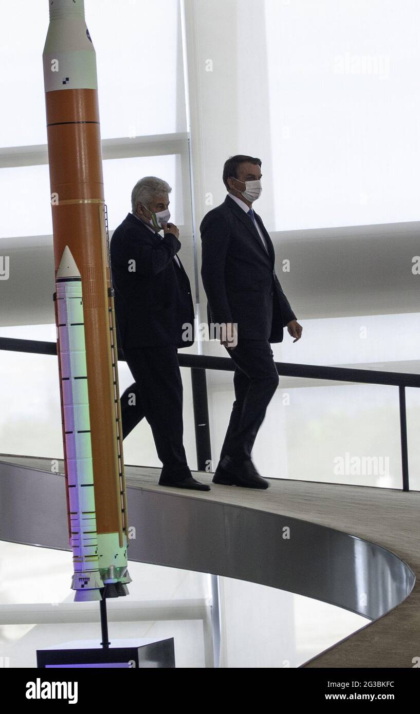 15 giugno 2021, Brasilia, Distrito Federal, Brasil: (INT) LUNAR NASA ARTEMIS Programme Firing Agreement Ceremony . 15 giugno 2021, Brasilia, Distretto Federale, Brasile: Il Ministero della Scienza, della tecnologia e delle innovazioni (MCTI) tiene una cerimonia per firmare l’accordo Ã¢â‚¬Å NASA Artemis Lunar ProgramÃ¢â‚¬Â nella Sala Noble del Palazzo Planalto. Alla cerimonia partecipano il presidente della Repubblica, Jair Bolsonaro, il Ministro dell'MCTI, l'astronauta Marcos Pontes, il Ministro degli Affari Esteri, Carlos Alberto Franca e l'ambasciatore degli Stati Uniti in Brasile, Todd Chapman. (Immagine di credito Foto Stock