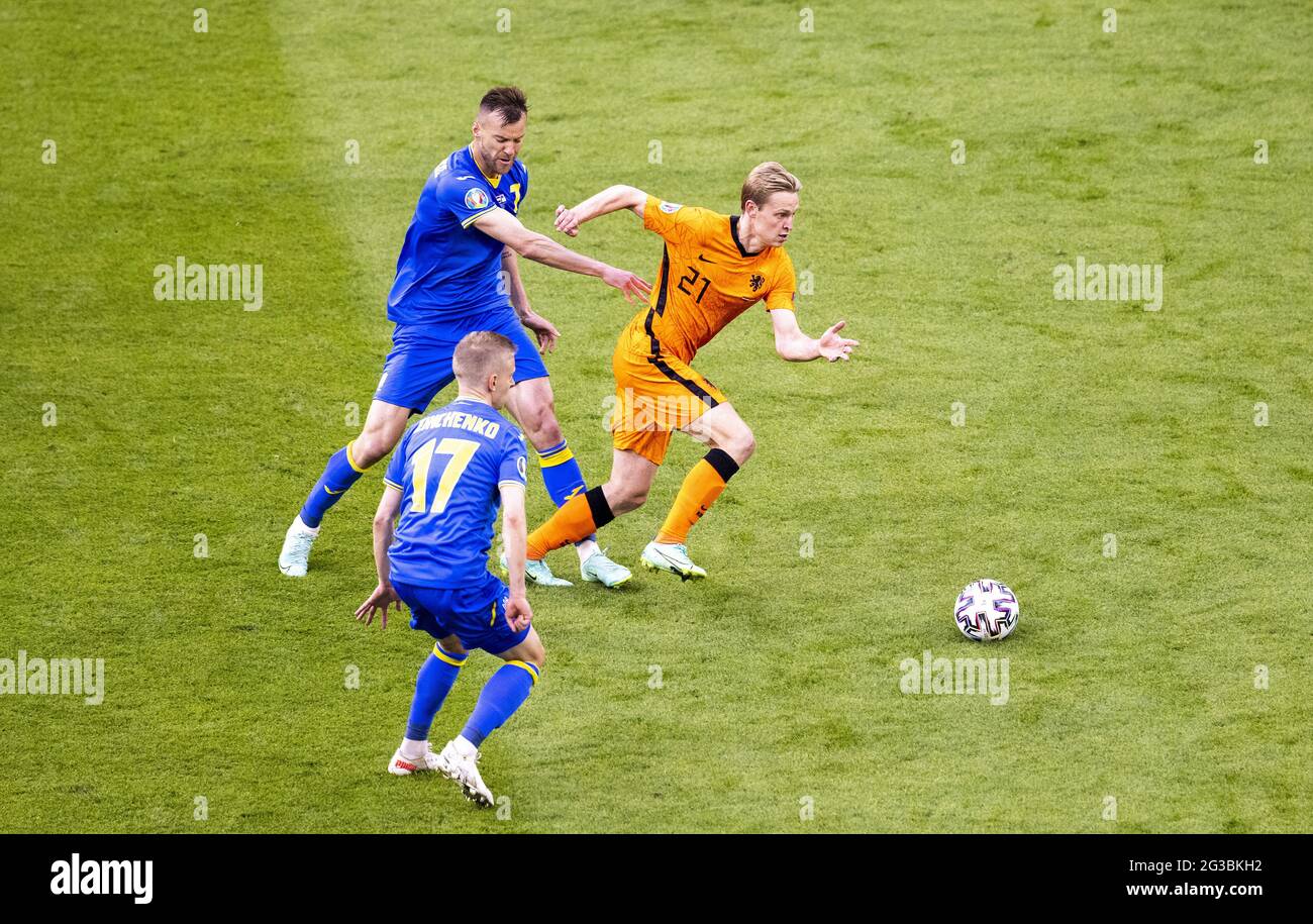 Frenkie de Jong (Niederlande) Andriy Yarmolenko (Ucraina), Oleksandr Zinchenko (Ucraina) Niederlande - Ucraina Amsterdam, 13.06.2021, Fussball, Sis Foto Stock