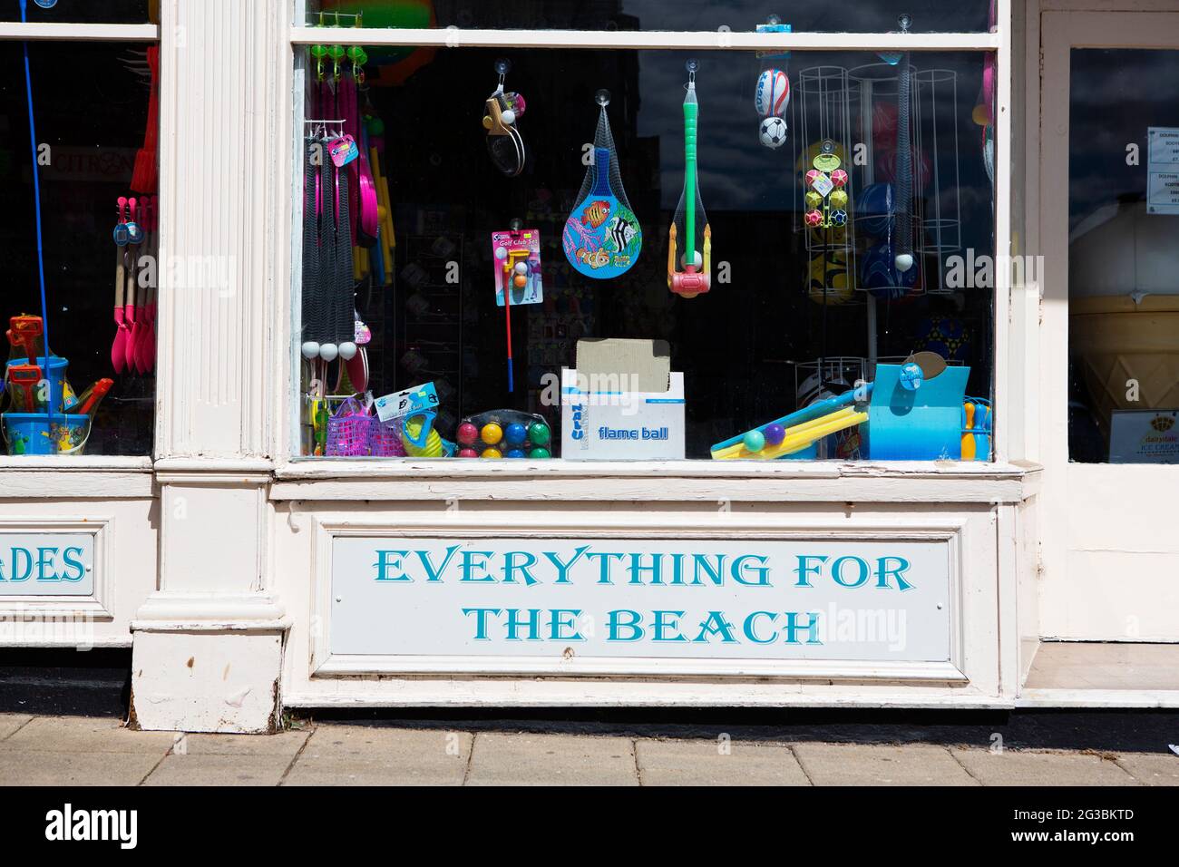 Un cartello su una vetrina chiusa a Filey, nel nord dello Yorkshire, che vende ‘tutto per la spiaggia’. Filey è una città costiera sulla costa nord-orientale di Yor Foto Stock