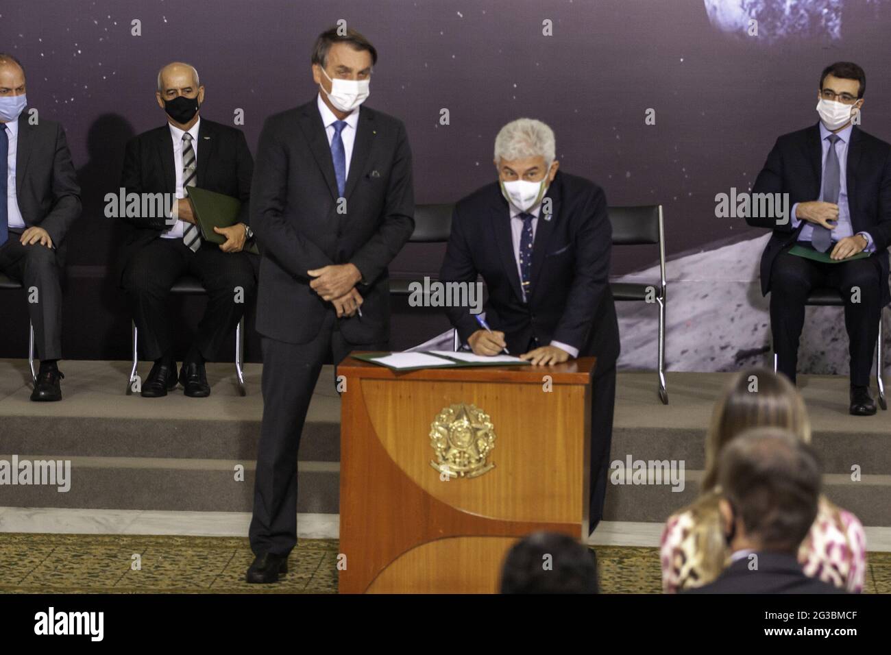 15 giugno 2021, Brasilia, Distrito Federal, Brasil: (INT) LUNAR NASA ARTEMIS Programme Firing Agreement Ceremony . 15 giugno 2021, Brasilia, Distretto Federale, Brasile: Il Ministero della Scienza, della tecnologia e delle innovazioni (MCTI) tiene una cerimonia per firmare l’accordo Ã¢â‚¬Å NASA Artemis Lunar ProgramÃ¢â‚¬Â nella Sala Noble del Palazzo Planalto. Alla cerimonia partecipano il presidente della Repubblica, Jair Bolsonaro, il Ministro dell'MCTI, l'astronauta Marcos Pontes, il Ministro degli Affari Esteri, Carlos Alberto Franca e l'ambasciatore degli Stati Uniti in Brasile, Todd Chapman. (Immagine di credito Foto Stock
