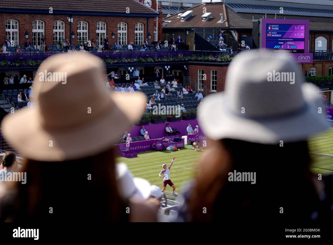 La folla guarda Andy Murray in azione contro Benoit Paire durante il secondo giorno dei Campionati Cinch al Queen's Club di Londra. Data immagine: Martedì 15 giugno 2021. Foto Stock