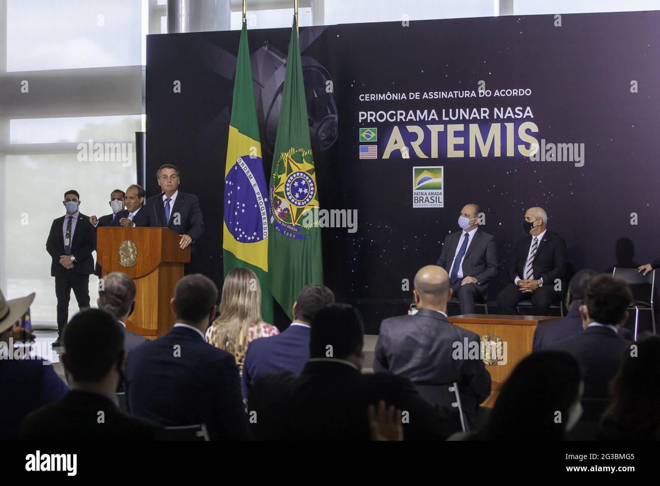 15 giugno 2021, Brasilia, Distrito Federal, Brasil: (INT) LUNAR NASA ARTEMIS Programme Firing Agreement Ceremony . 15 giugno 2021, Brasilia, Distretto Federale, Brasile: Il Ministero della Scienza, della tecnologia e delle innovazioni (MCTI) tiene una cerimonia per firmare l’accordo Ã¢â‚¬Å NASA Artemis Lunar ProgramÃ¢â‚¬Â nella Sala Noble del Palazzo Planalto. Alla cerimonia partecipano il presidente della Repubblica, Jair Bolsonaro, il Ministro dell'MCTI, l'astronauta Marcos Pontes, il Ministro degli Affari Esteri, Carlos Alberto Franca e l'ambasciatore degli Stati Uniti in Brasile, Todd Chapman. (Immagine di credito Foto Stock