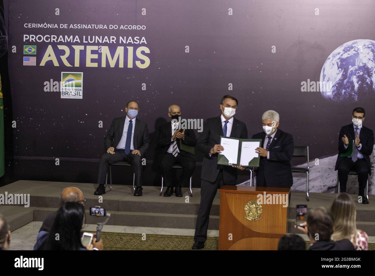 15 giugno 2021, Brasilia, Distrito Federal, Brasil: (INT) LUNAR NASA ARTEMIS Programme Firing Agreement Ceremony . 15 giugno 2021, Brasilia, Distretto Federale, Brasile: Il Ministero della Scienza, della tecnologia e delle innovazioni (MCTI) tiene una cerimonia per firmare l’accordo Ã¢â‚¬Å NASA Artemis Lunar ProgramÃ¢â‚¬Â nella Sala Noble del Palazzo Planalto. Alla cerimonia partecipano il presidente della Repubblica, Jair Bolsonaro, il Ministro dell'MCTI, l'astronauta Marcos Pontes, il Ministro degli Affari Esteri, Carlos Alberto Franca e l'ambasciatore degli Stati Uniti in Brasile, Todd Chapman. (Immagine di credito Foto Stock