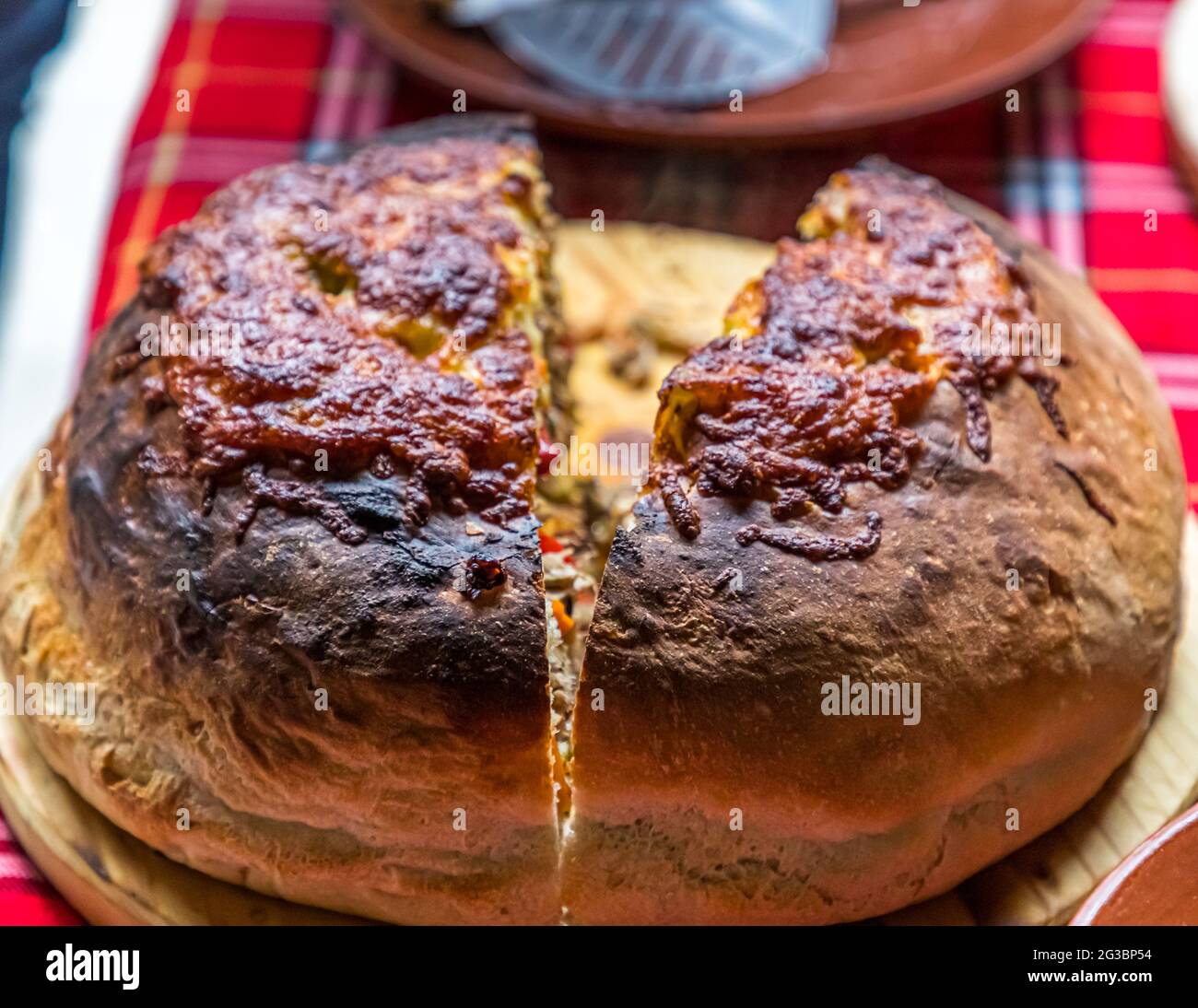 Buhcha è una preparazione di torta di maiale piccante cotta in pasta di pane, tipica della Bulgaria sud-occidentale. Un ristorante rustico in Bulgaria si chiama Mehana. Rozhenski han a Sandanski, Bulgaria Foto Stock