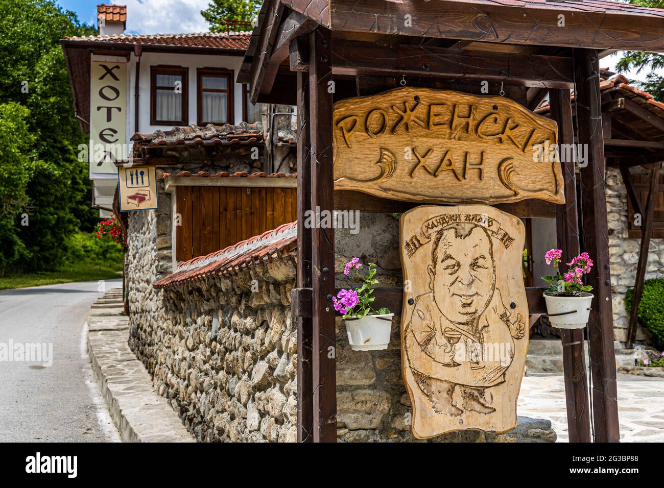 Un ristorante rustico in Bulgaria si chiama Mehana. Rozhenski han a Sandanski, Bulgaria Foto Stock