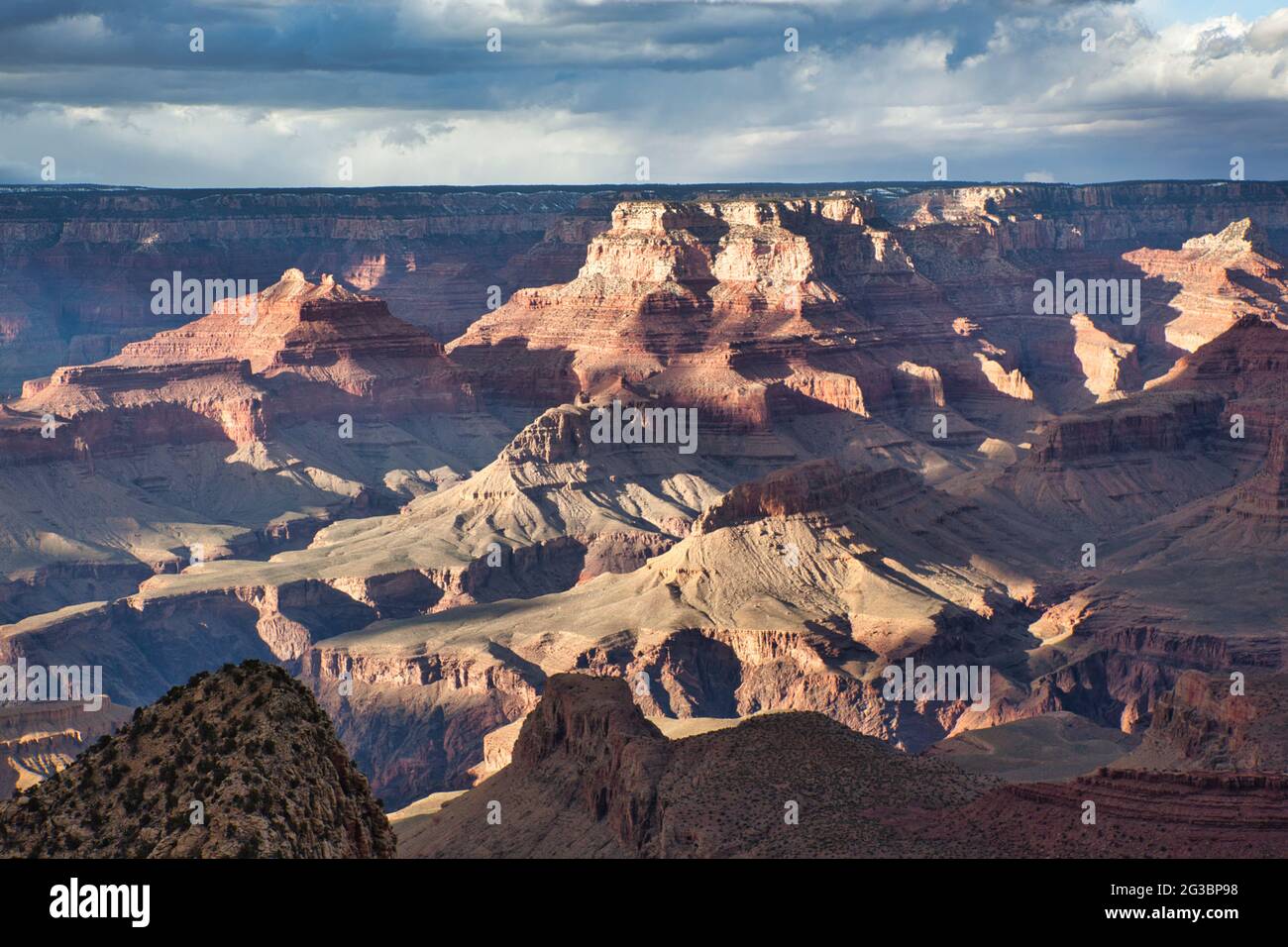 Una vista spettacolare sul Grand Canyon con antiche rocce erose in un vasto paesaggio all'orizzonte oltre, in Arizona, gli Stati Uniti Foto Stock