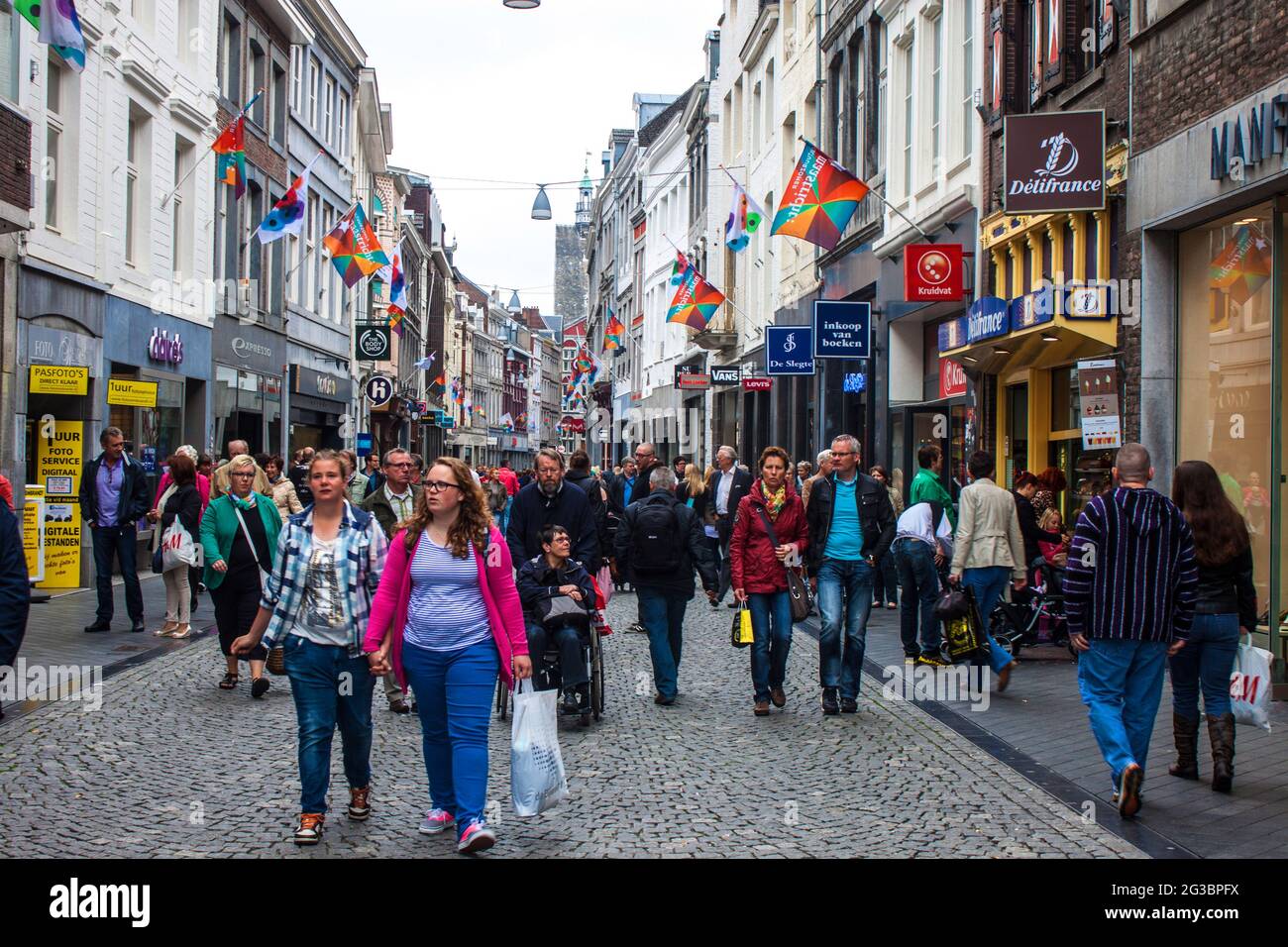 MAASTRICHT, 1 GIUGNO: Persone non identificate camminano su una strada a Maastricht, Paesi Bassi, il 1° giugno 2013. Maastricht è diventata la città natale di Th Foto Stock