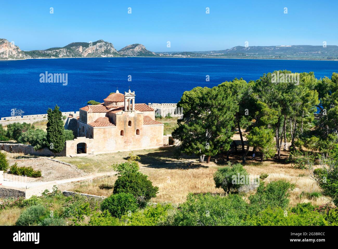 La chiesa bizantina nella fortezza veneziana o Niokastro a Pylos che domina la baia di Navarino nel Peloponneso Foto Stock