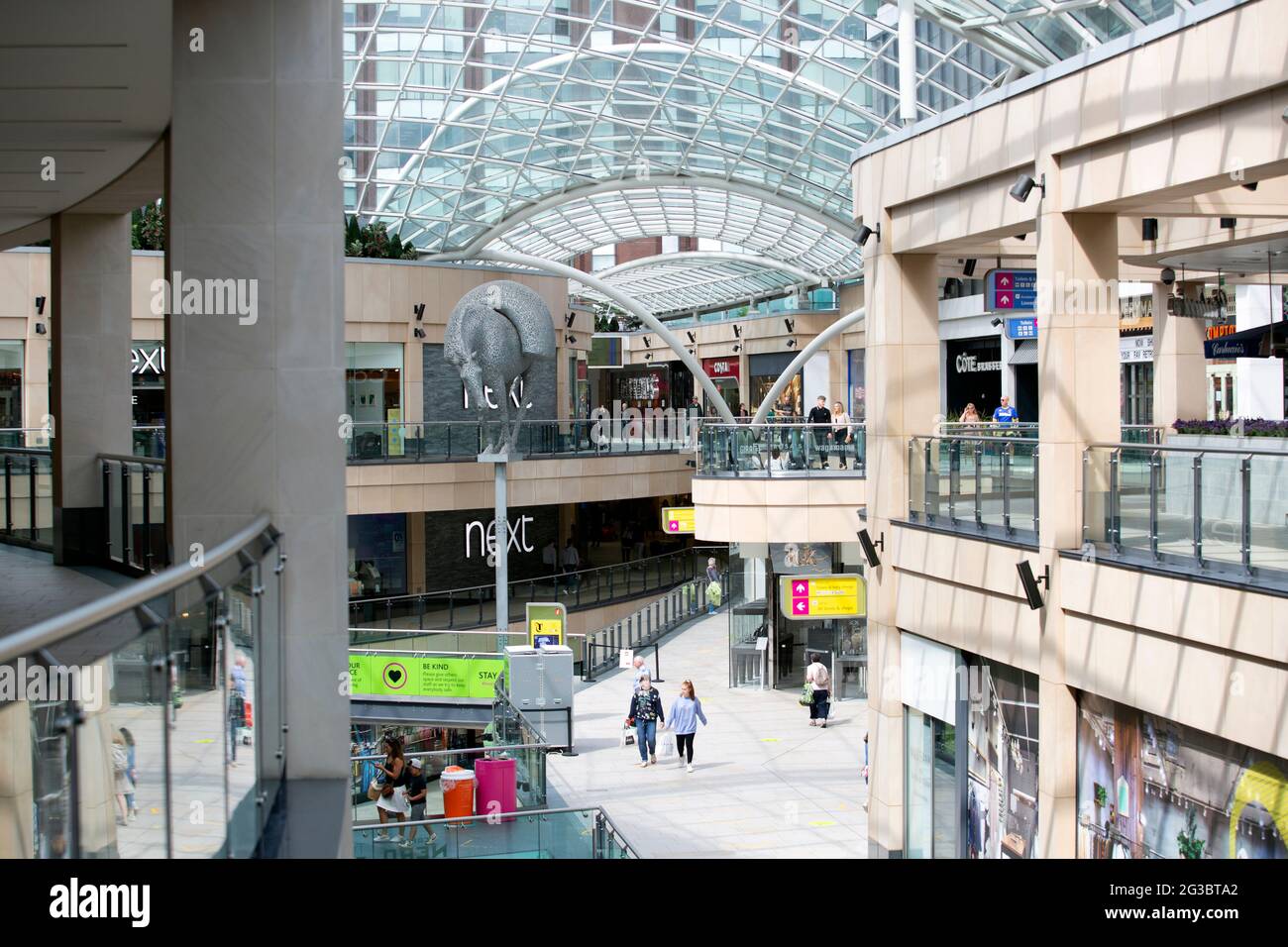 Persone che camminano attraverso l'area dello shopping Trinity del centro di Leeds. Leeds è un centro città che non sta ancora tornando alla vita normale dopo il blocco Foto Stock