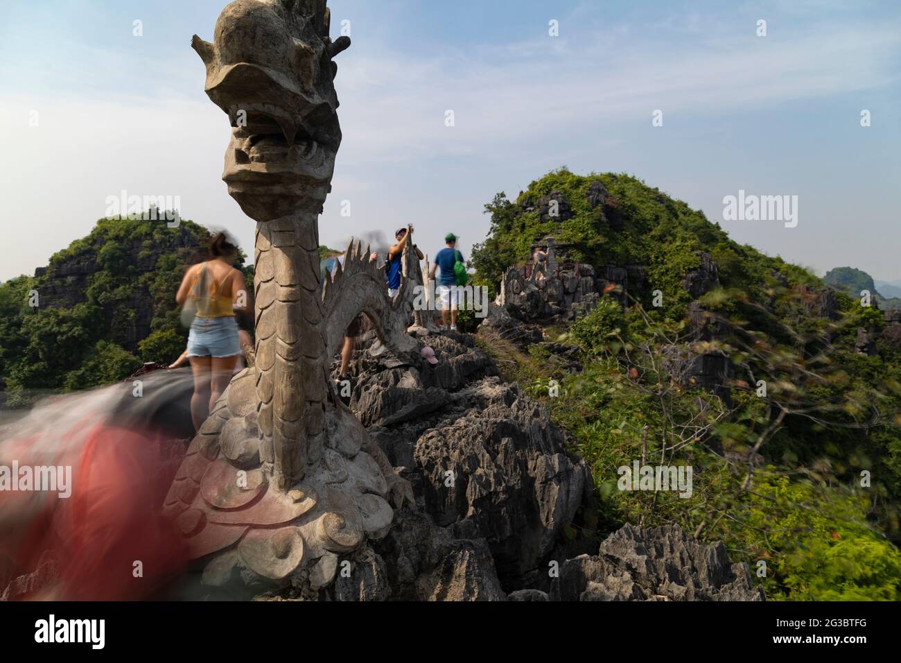 Hang Mua, Vietnam - 11 novembre 2019: Una statua di drago in pietra in cima Hang Mua, famosa montagna e santuario, visitato dai turisti, vicino a Ninh Binh, Vietnam Foto Stock