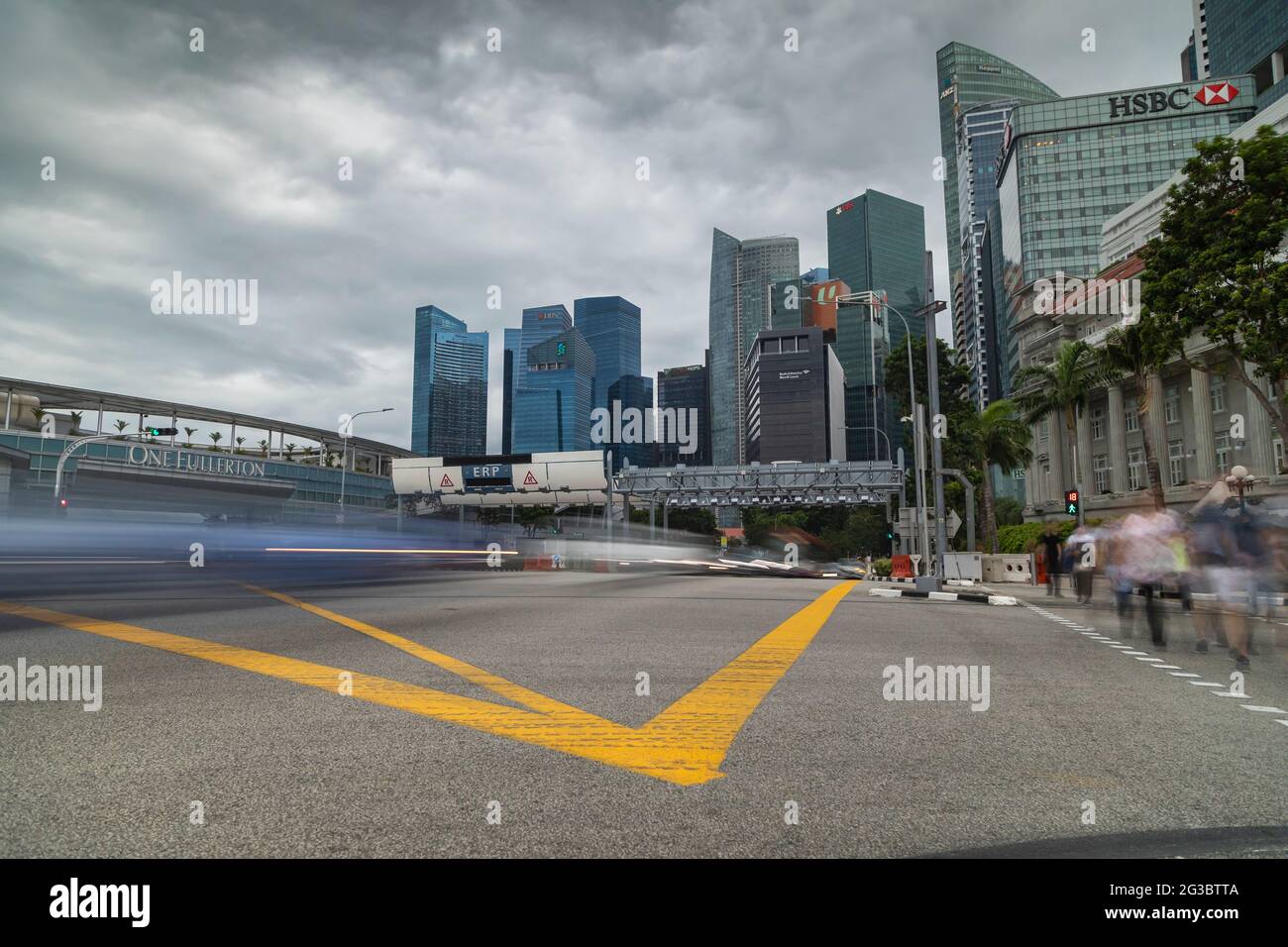 Singapore - 22 ottobre 2019: Traffico in auto nel centro e nella zona centrale, Fullerton Rd con Esplanade Dr, a Singapore Foto Stock