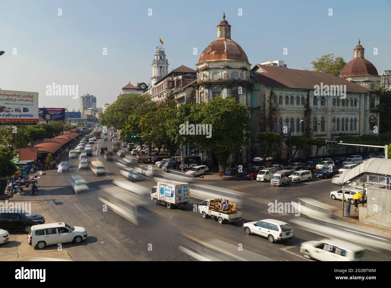 Yangon, Myanmar - 19 dicembre 2019: Ingorghi a Yangon, di fronte al palazzo del tribunale divisionale di Yangon su Strand Road Foto Stock