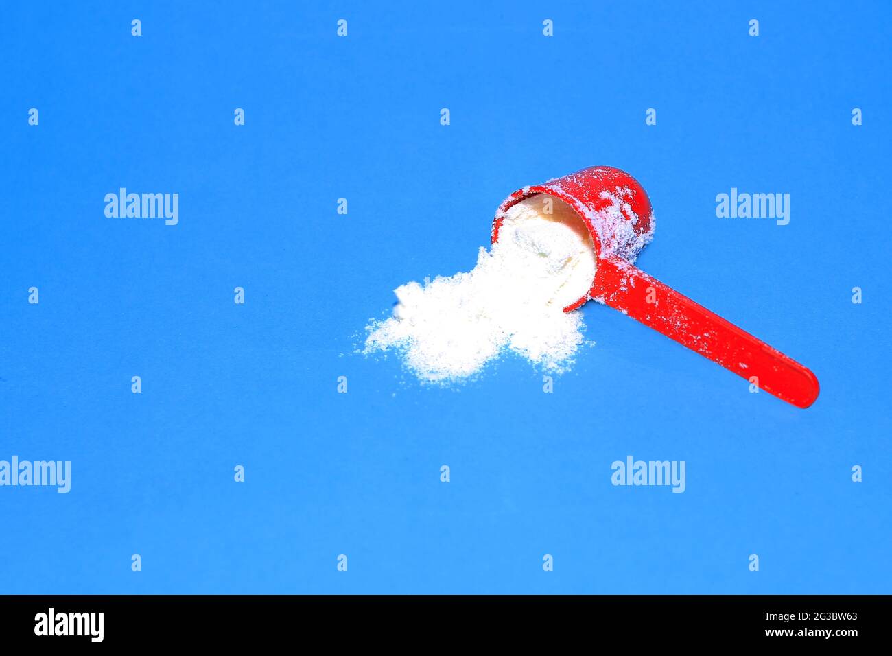 fuoriuscita visibile di latte in polvere dal cucchiaio Foto Stock