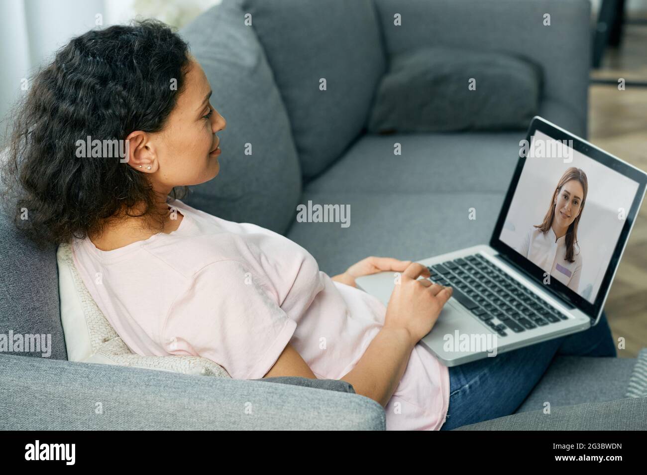 Donna durante la consultazione online con il suo medico. tecnologia medica, video chat con un medico. consulto medico online Foto Stock
