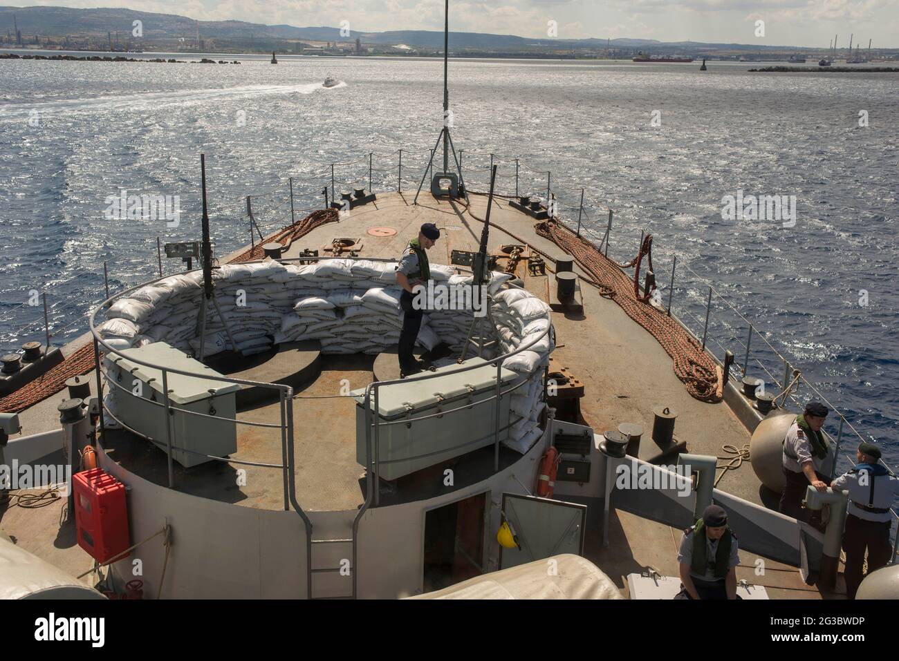 Pattuglia a bordo della nave belga Godeia, attualmente dispiegata nell'operazione COORDINATA da Frontex TRITON in Italia. ©Andrea Sabbadini Foto Stock