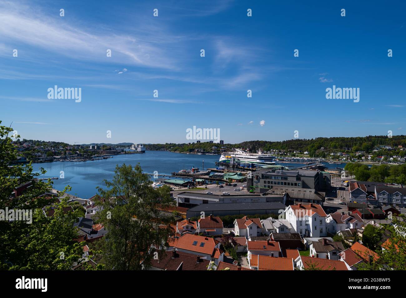 Ammira le piattaforme con panchine sulle montagne del Sandefjord mentre ammiri la vista della città Foto Stock