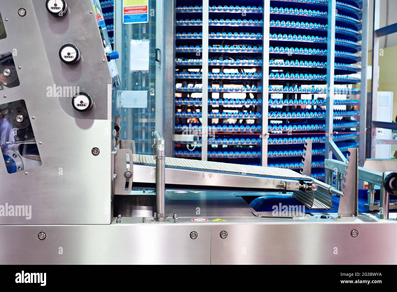 Trasportatore moderno per fabbrica di pane Foto Stock