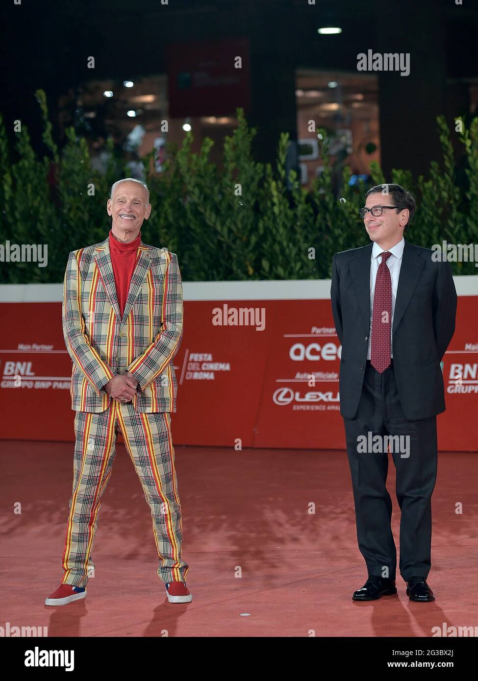 Italia, Roma, 17 ottobre 2020 : 2° giorno del Festival del Cinema di Roma. Il regista John Waters assiste al tappeto rosso con Antonio Mond, direttore del festival Foto Stock