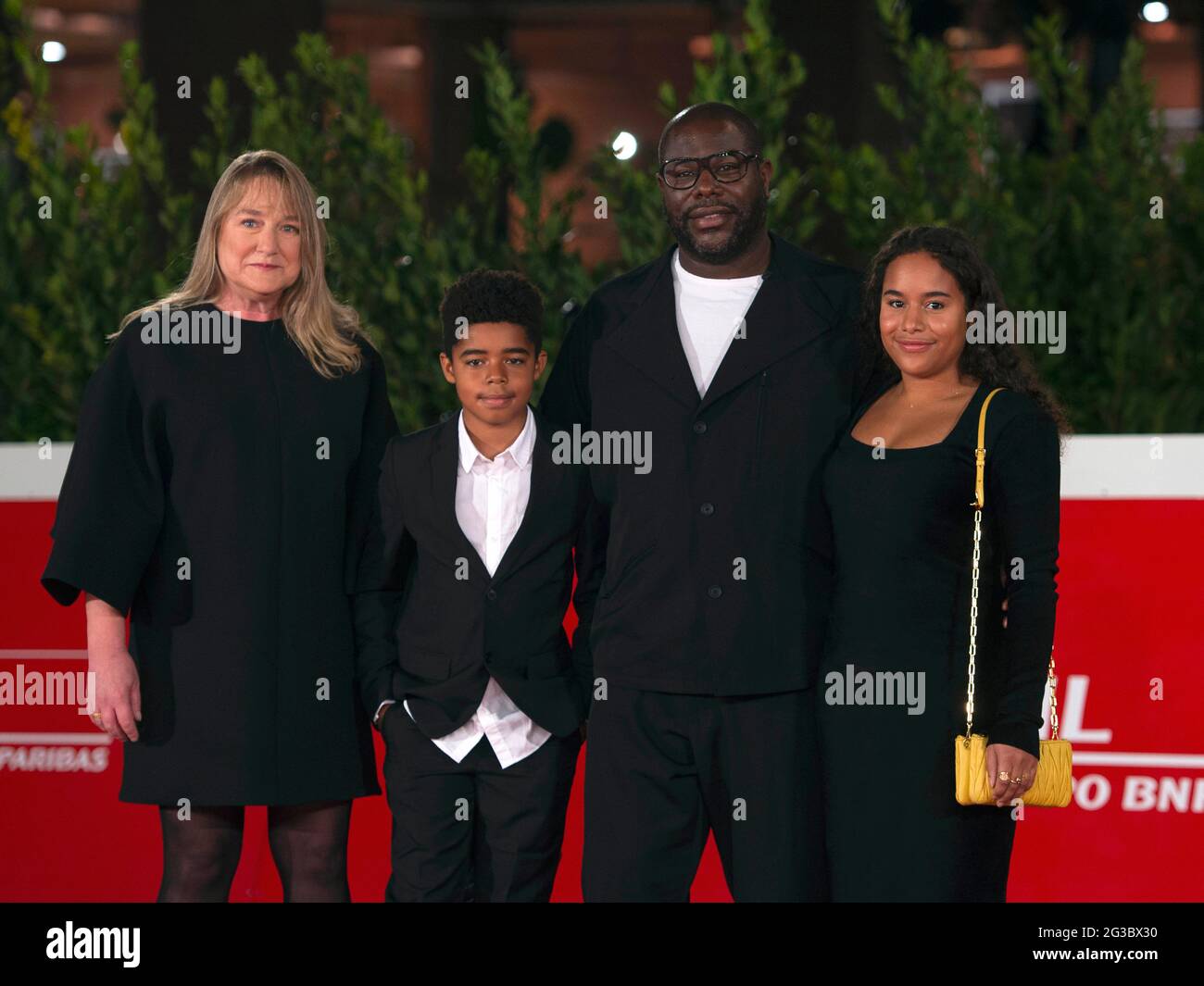 Italia, Roma, 16 ottobre 2020 : 2° giorno del Festival del Cinema di Roma. Il direttore dell'Academy Award Steve McQueen si pone sul tappeto rosso con la moglie Bianca Sti Foto Stock