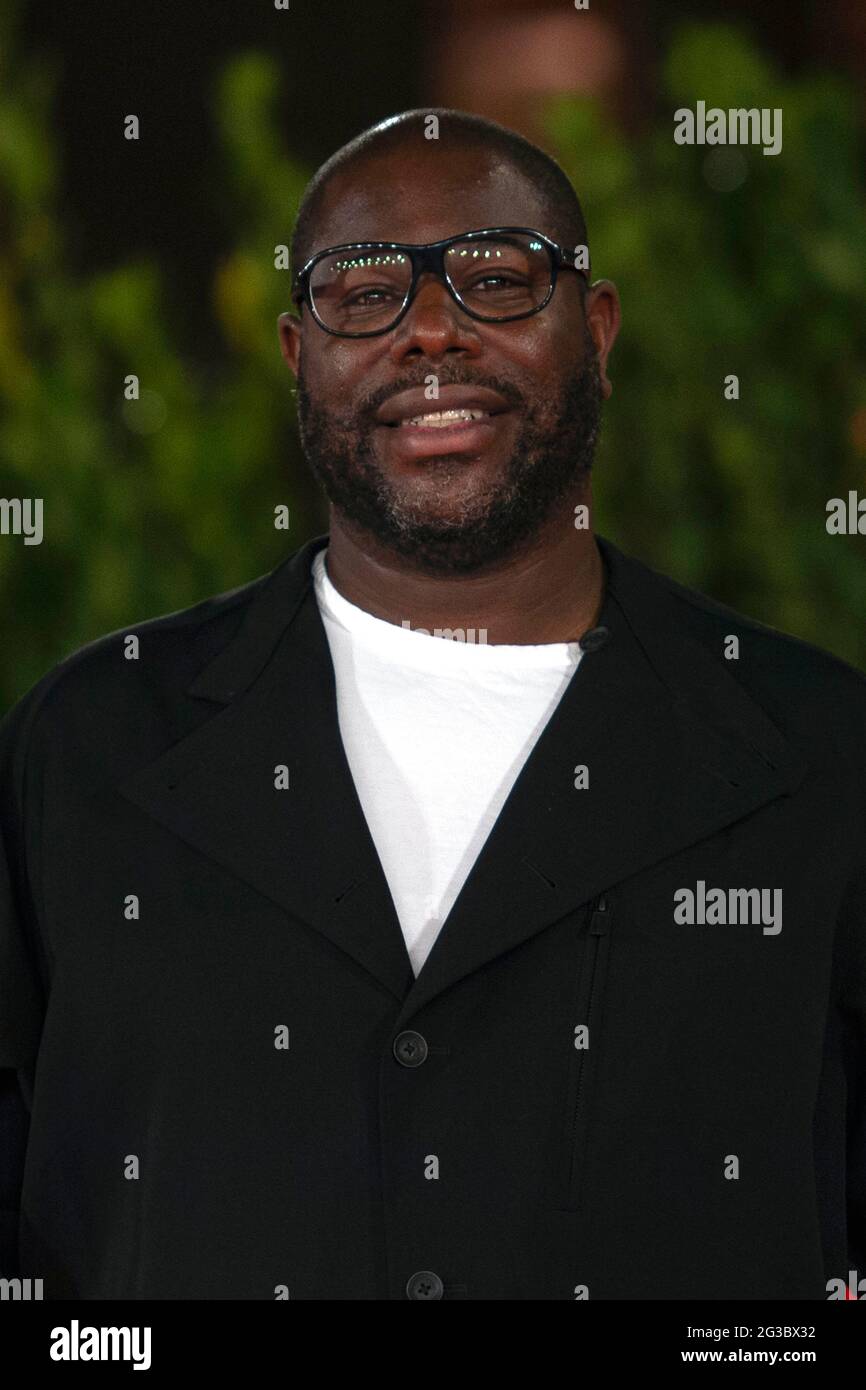 Italia, Roma, 16 ottobre 2020 : 2° giorno del Festival del Cinema di Roma. Steve McQueen, direttore dell'Academy Award, si pone sul tappeto rosso. Foto © Fabio Mazzare Foto Stock