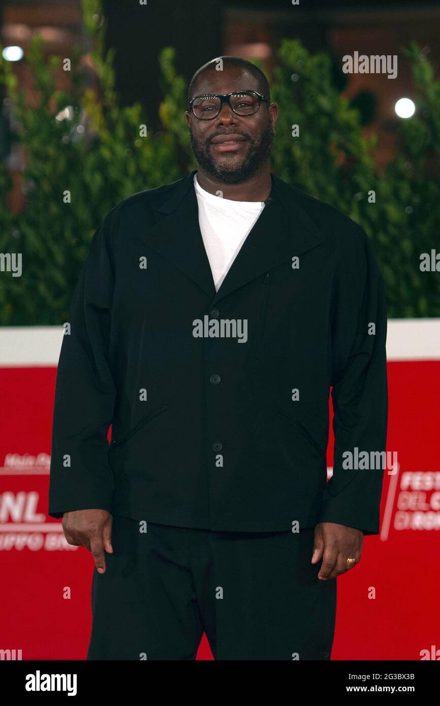 Italia, Roma, 16 ottobre 2020 : 2° giorno del Festival del Cinema di Roma. Steve McQueen, direttore dell'Academy Award, si pone sul tappeto rosso. Foto © Fabio Mazzare Foto Stock
