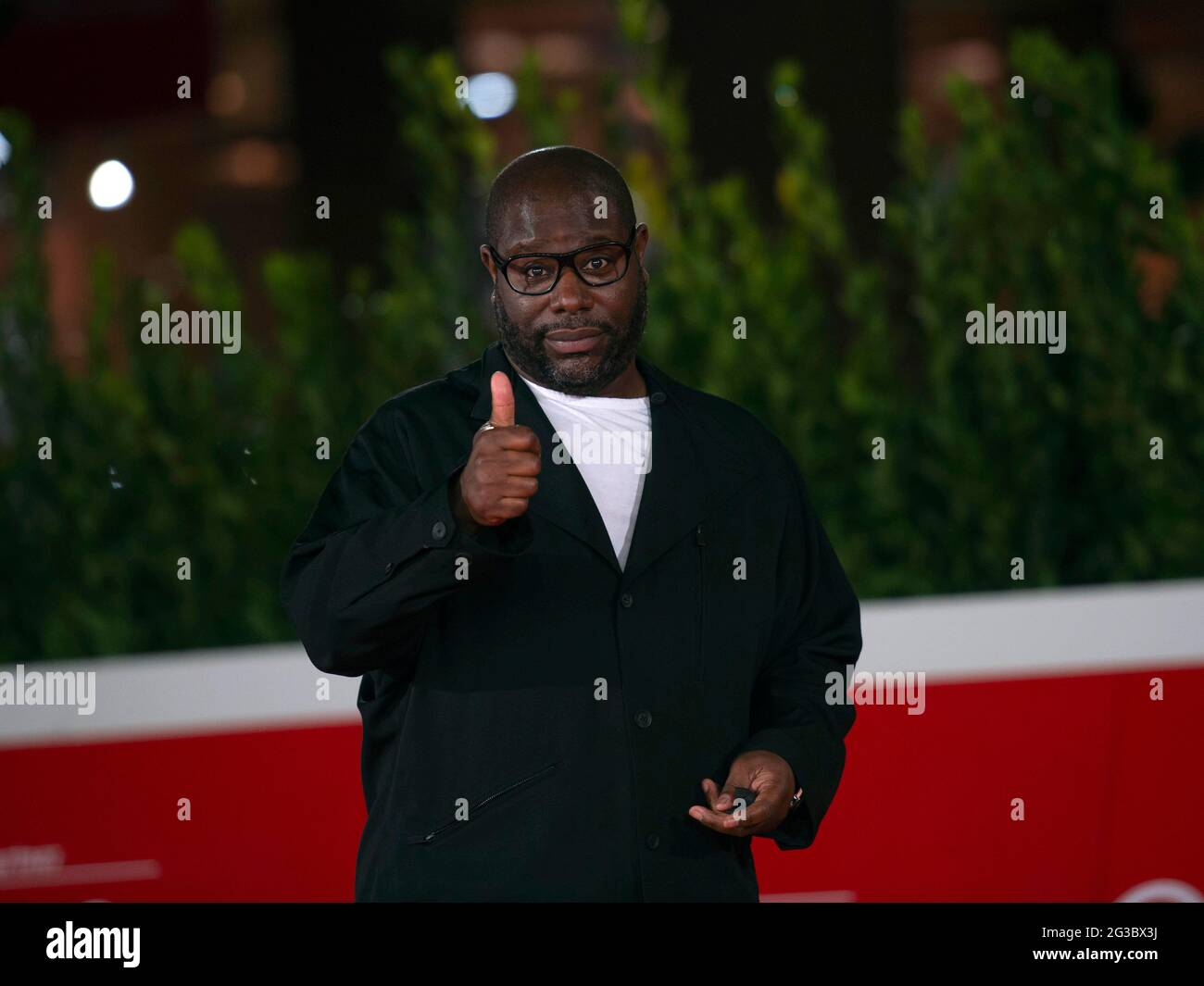 Italia, Roma, 16 ottobre 2020 : 2° giorno del Festival del Cinema di Roma. Steve McQueen, direttore dell'Academy Award, si pone sul tappeto rosso. Foto © Fabio Mazzare Foto Stock