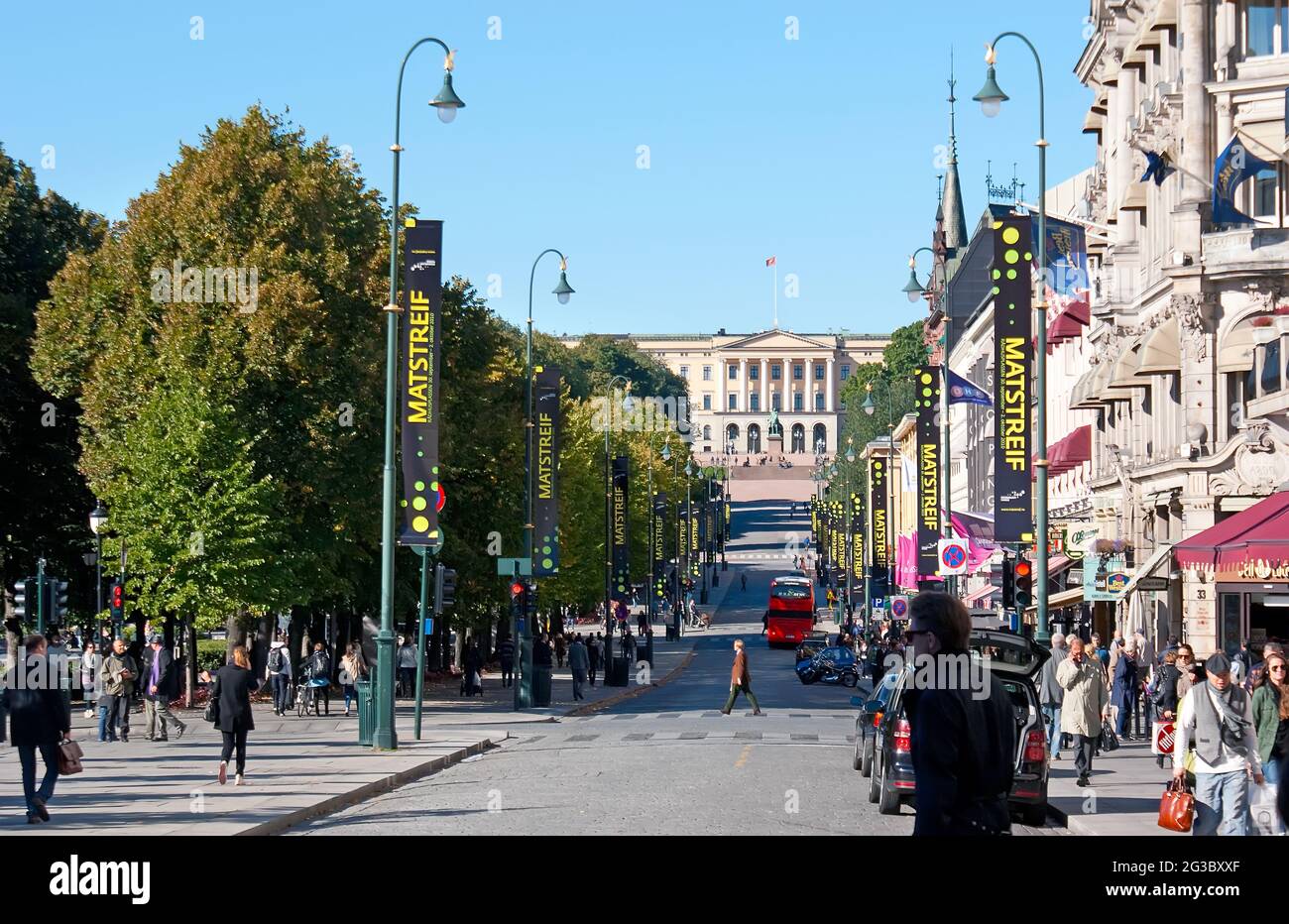 OSLO, NORVEGIA - 28 SETTEMBRE 2010: La via Karl Johans Gate, fiancheggiata da caffetterie e negozi, con vista sul Palazzo reale sullo sfondo, il 28 settembre a Osl Foto Stock
