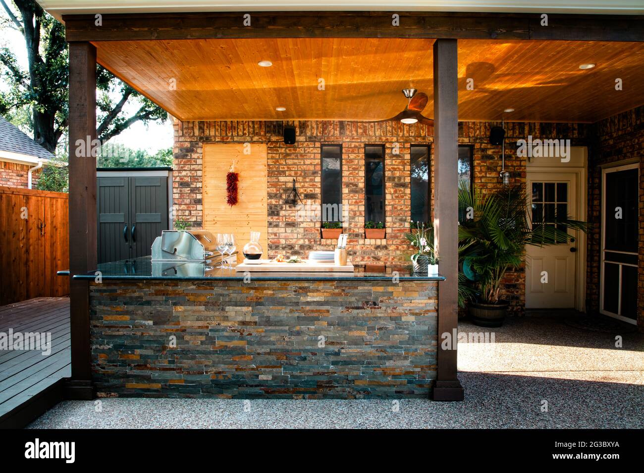 Nuova e moderna cucina all'aperto in una soleggiata serata estiva, preparazione della cena Foto Stock