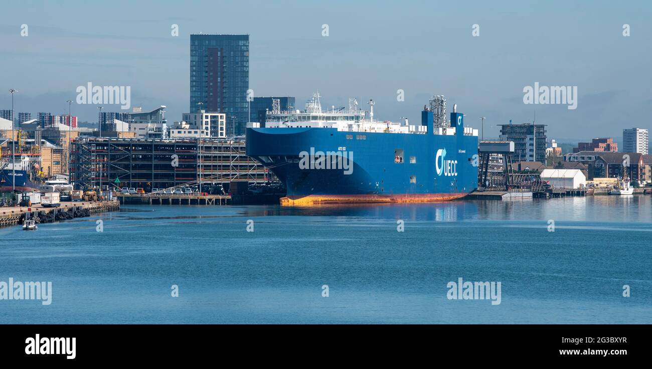 Southampton, Inghilterra, Regno Unito. 2021. La nave carrier super MV Auto Eco attraccava nel porto di Southampton, Inghilterra, Regno Unito. Questa nave vasta Foto Stock