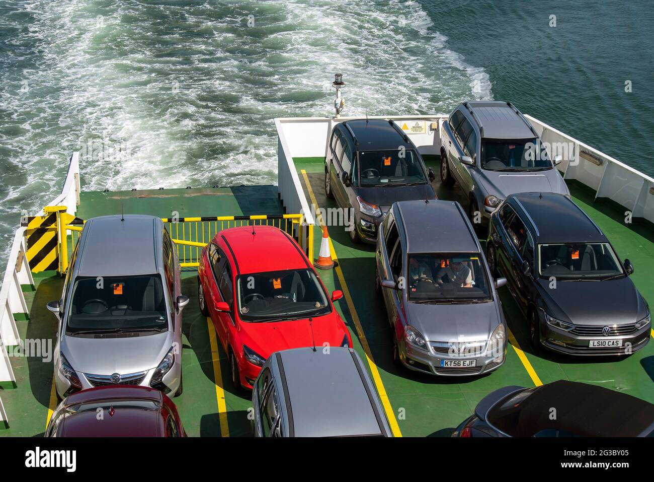Inghilterra, Regno Unito. 2021. Panoramica delle auto trasportate sul ponte di un traghetto. Foto Stock
